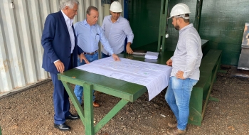Caiado vistoria obras do CORA